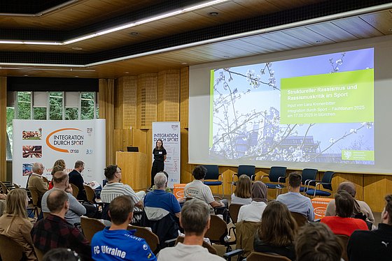 Lara Kronenbitter hält Vortrag vor Publikum