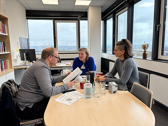 Helge Lindh, Tina Nobis und Alessa Heimburger sitzen gemeinsam an einem Tisch