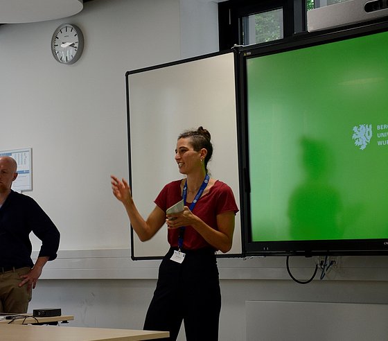 Alessa Heimburger hält Vortrag auf Konferenz